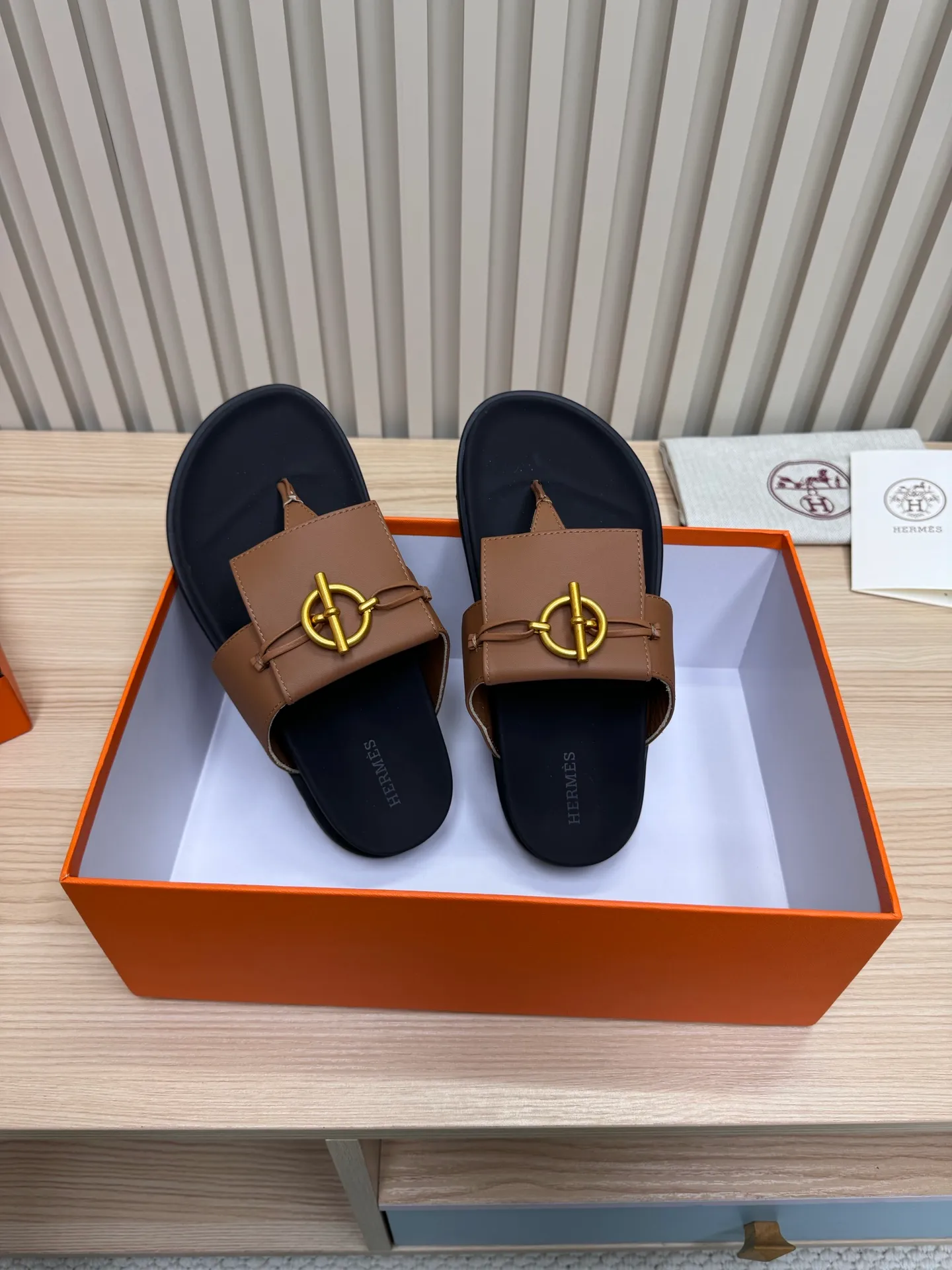 👟👟Ex-factory price 502👟👟Hermes🐎The extremely popular couple’s slippers/the latest hardware buckle sandals and slippers, paired with various colorful socks, so trendy!  ———————— Upper: imported cowhide/sheep leather/cloth/palmprint leather lining: imported cowhide/sheepskin outsole: Tpu non-slip and wear-resistant outsole Female size: 35-42 (40.41.42 non-returnable and non-exchangeable) Male code: 39-45 (45 non-returnable and non-exchangeable)